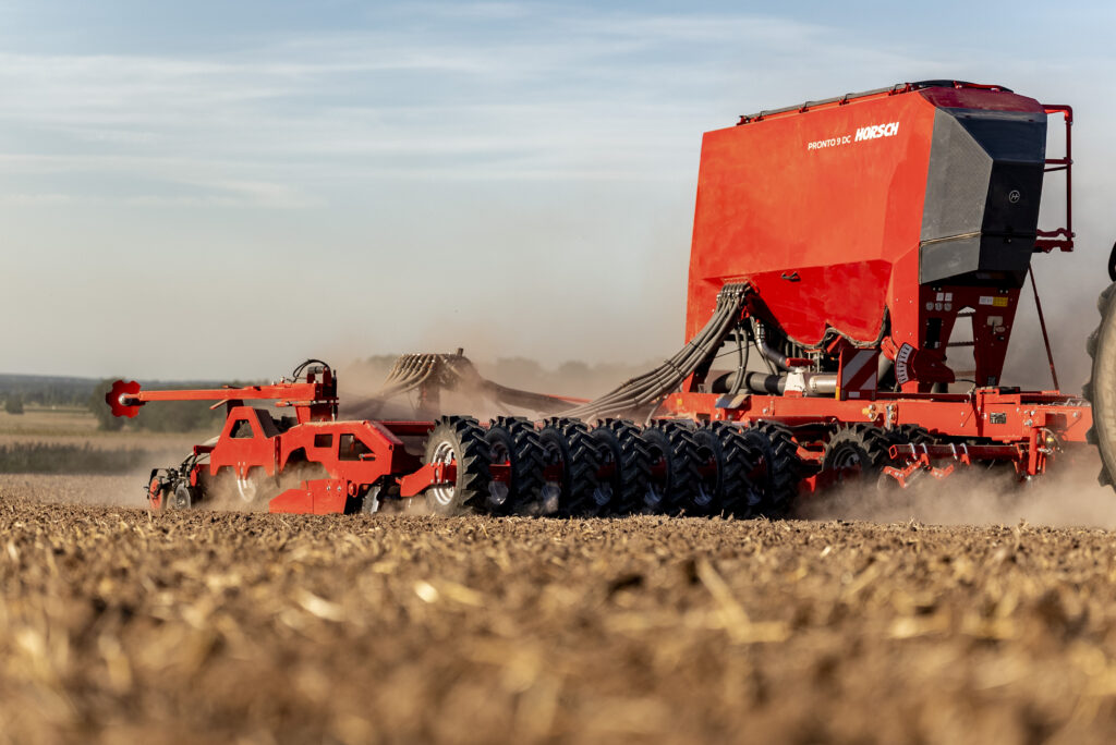 Pellolla ajamassa Horsch Pronto 9 DC -kylvökone.