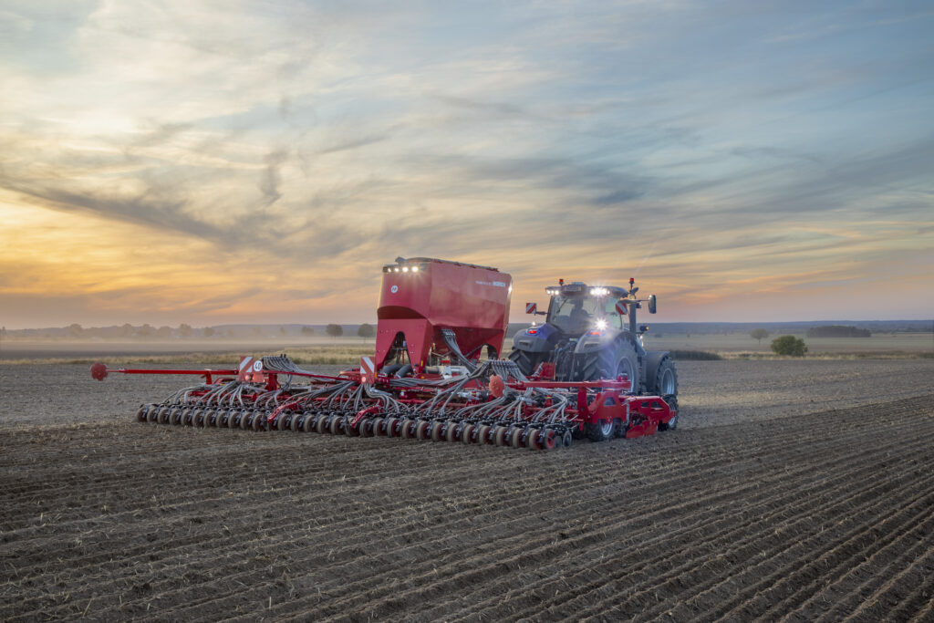 Horsch Pronto 9 Dc kylvökoneella ajetaan illanhämärässä pellolla.