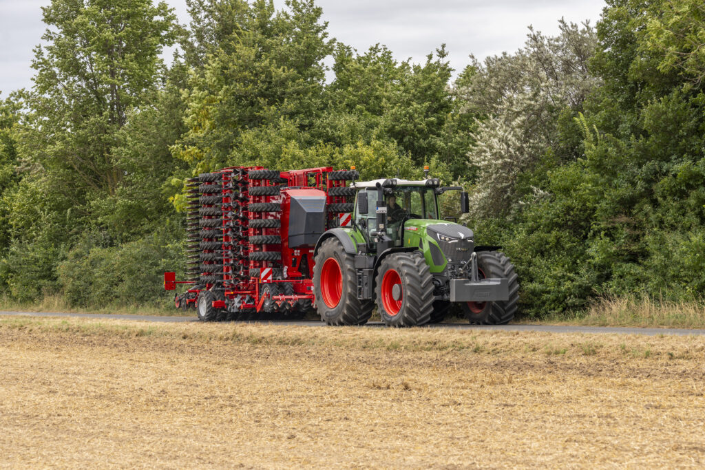 Horsch Pronto 9 DC -kylvökone sekä traktori ajamassa pellon laidalla.