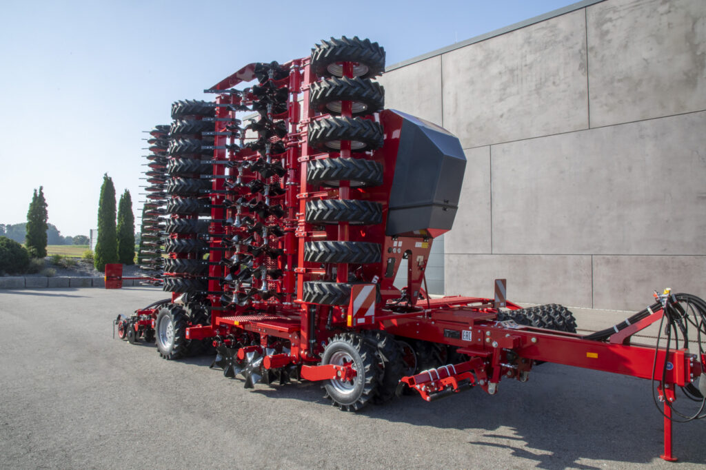 Horsch Pronto 9 DC kylvökone taiteltuna sekä paikoillaan teollisuusrakennuksen edessä.