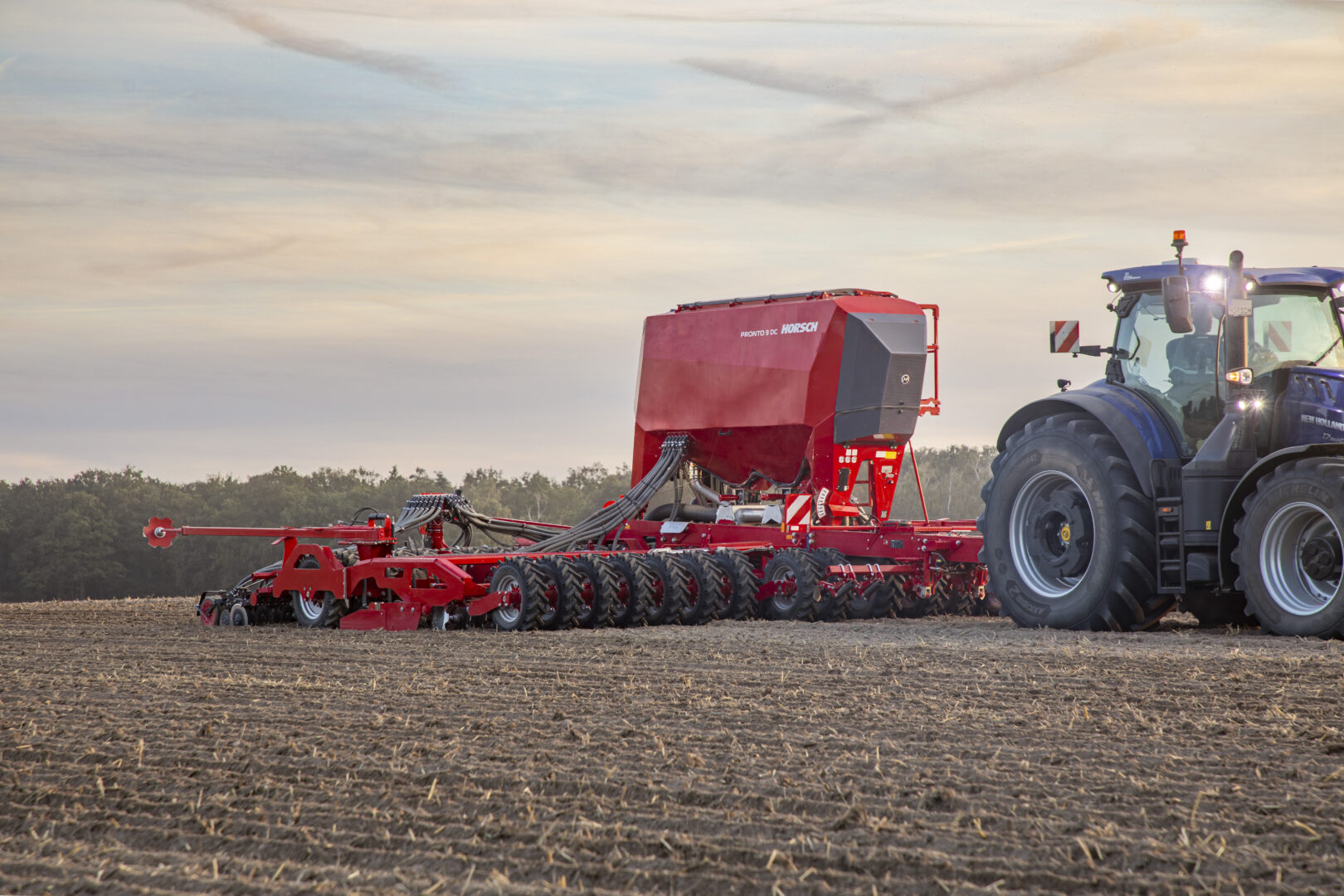 Horsch Pronto 9 DC kylvökone pellolla ajaamassa iltahämärässä.