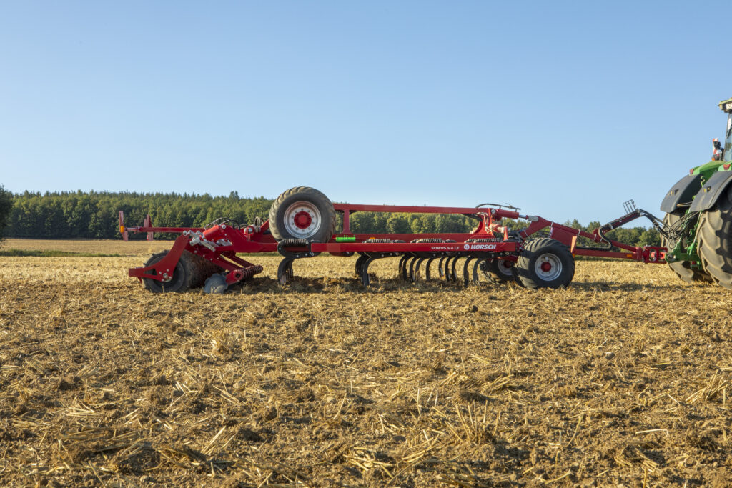 Pellolla ajetaan Horsch Fortis LT -kultivaattorilla.
