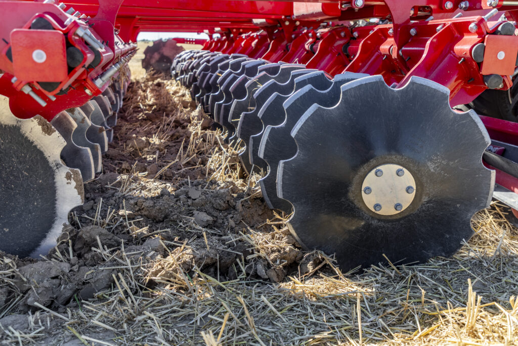 Horsch Joker 4-6 HD -lautasmuokkaimen lautaset pellolla.