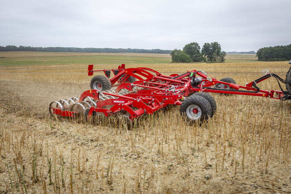 Pellolla työskentelemässä maanmuokkauksen parissa Horsch Joker RT -lautasmuokkain.