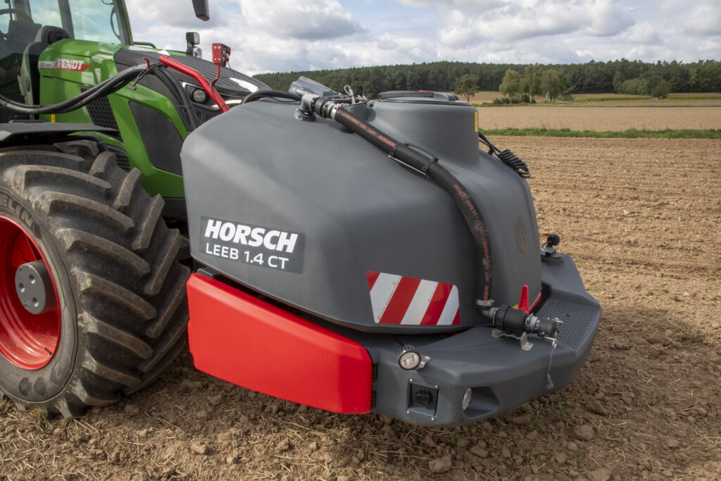 Traktoriin kiinnitettynä Horsch Leeb CT -etusäiliö.