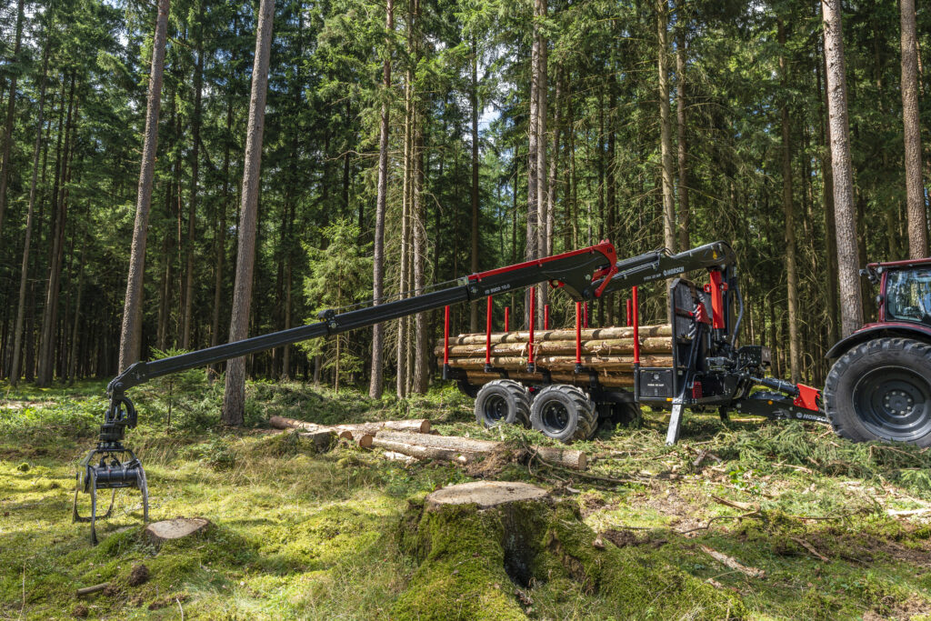 Metsässä työskentelemässä oleva Horsch Pirk MP -metsäperäkärry.