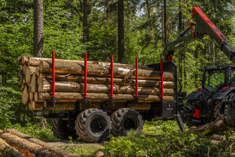 Metsässä työskentelemässä oleva Horsch Pirk MP -metsäperäkärry.