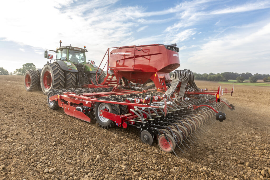 Kylvökone Horsch Pronto 6 DC työskentelee pellolla.