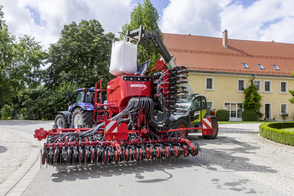 Paikallaan olevaa Horsch Pronto 6 DC -kylvökonetta lastataan.