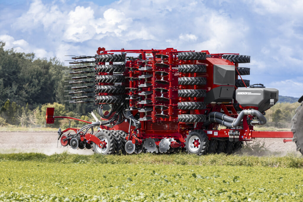 Tiellä, taitettuna kuljetukseen Horsch Pronto 6 DC.