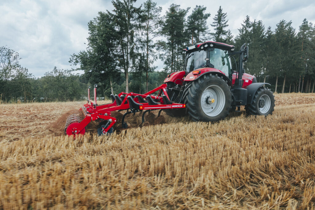 Horsch Terrano FX -kultivaattori työskentelee pellolla maanmuokkaustehtävissä.