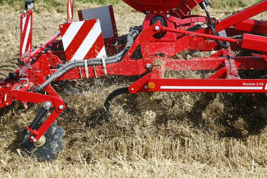 Pellolla maanmuokkaustehtävissä Horsch Terrano FX -kultivaattori.