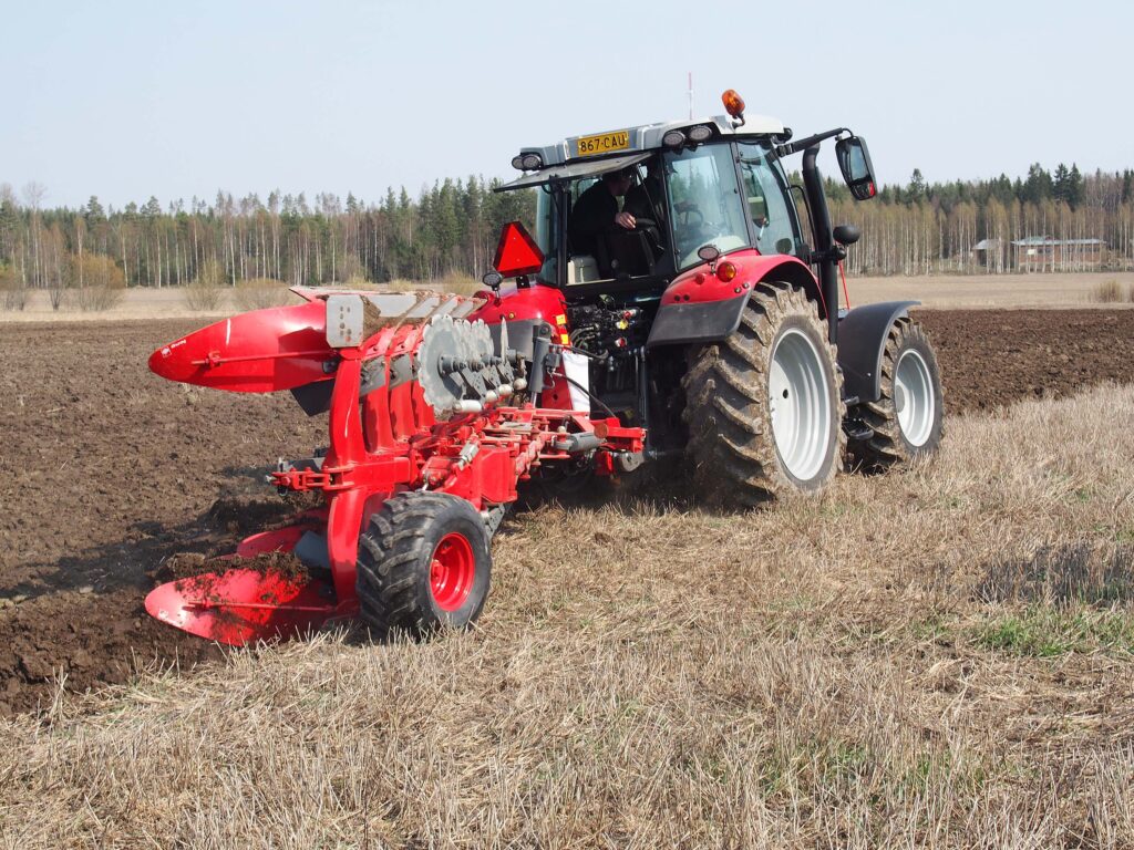 IBIS Vario kyntöaura muokkaa peltoa MF-traktorin kanssa.