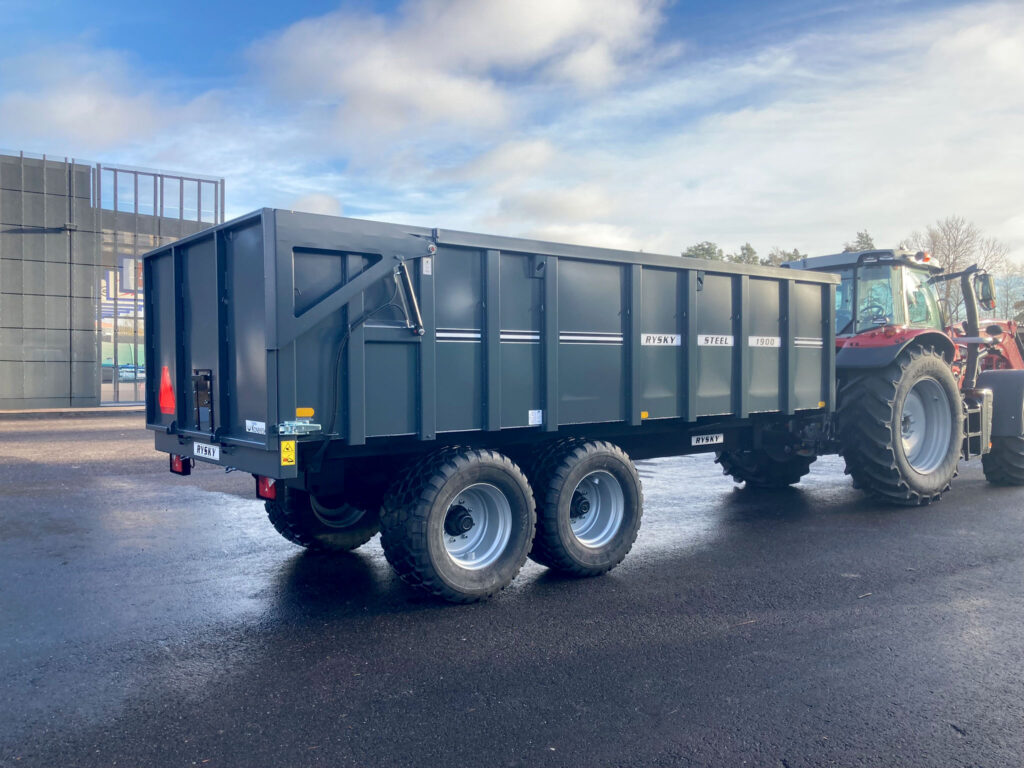 Rysky kiinteälaitainen perävaunu parkkipaikalla.