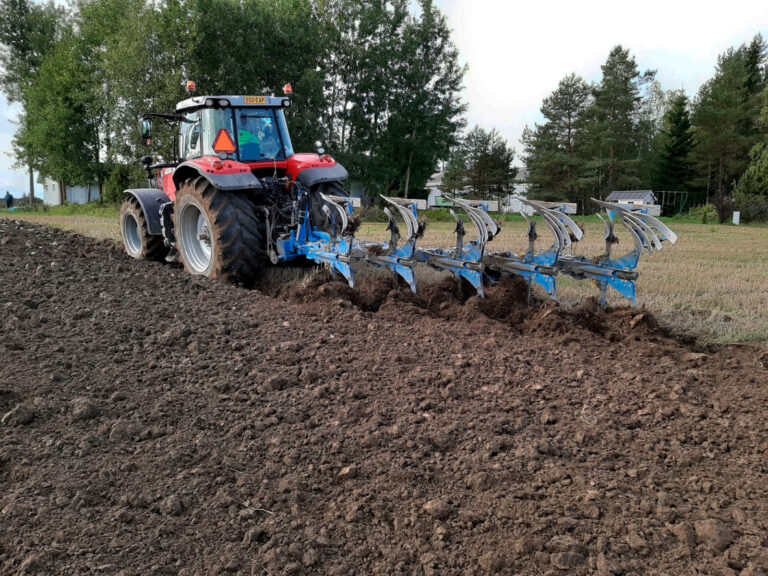 Lemken Juwel 8 -kyntöaurat kyntämässä sänkimaata.