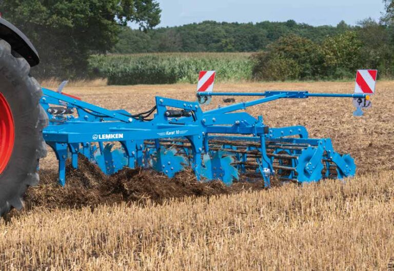 Lemken Karat 10 -kultivaattori muokkaamassa sänkipeltoa.