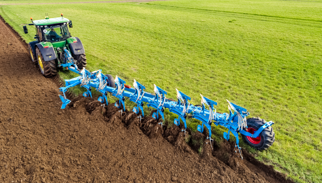 Lemken Diamant 18 -kyntöaurat muokkaamassa nurmipeltoa.