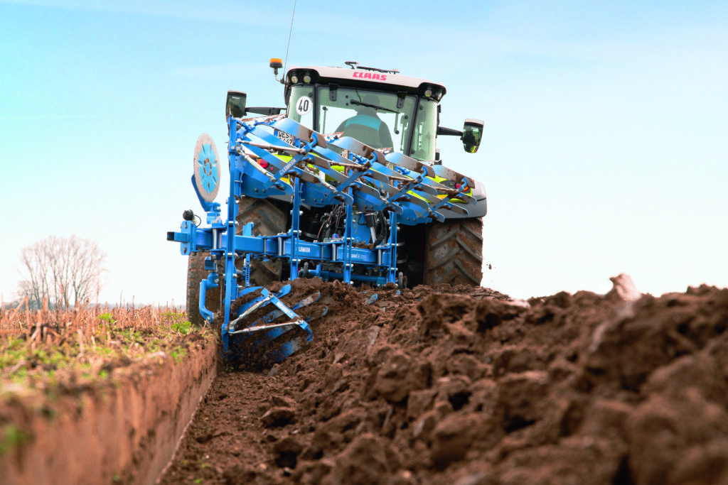 Lemken Juwel 6 -kyntöaurat sälesiivellä kyntämässä sänkipeltoa.