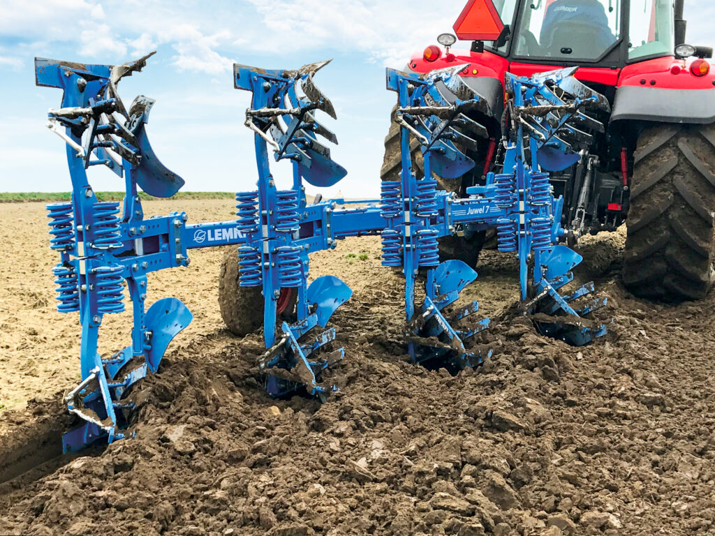 Lemken Juwel 7 -kyntöaurat kyntämässä savimaata.