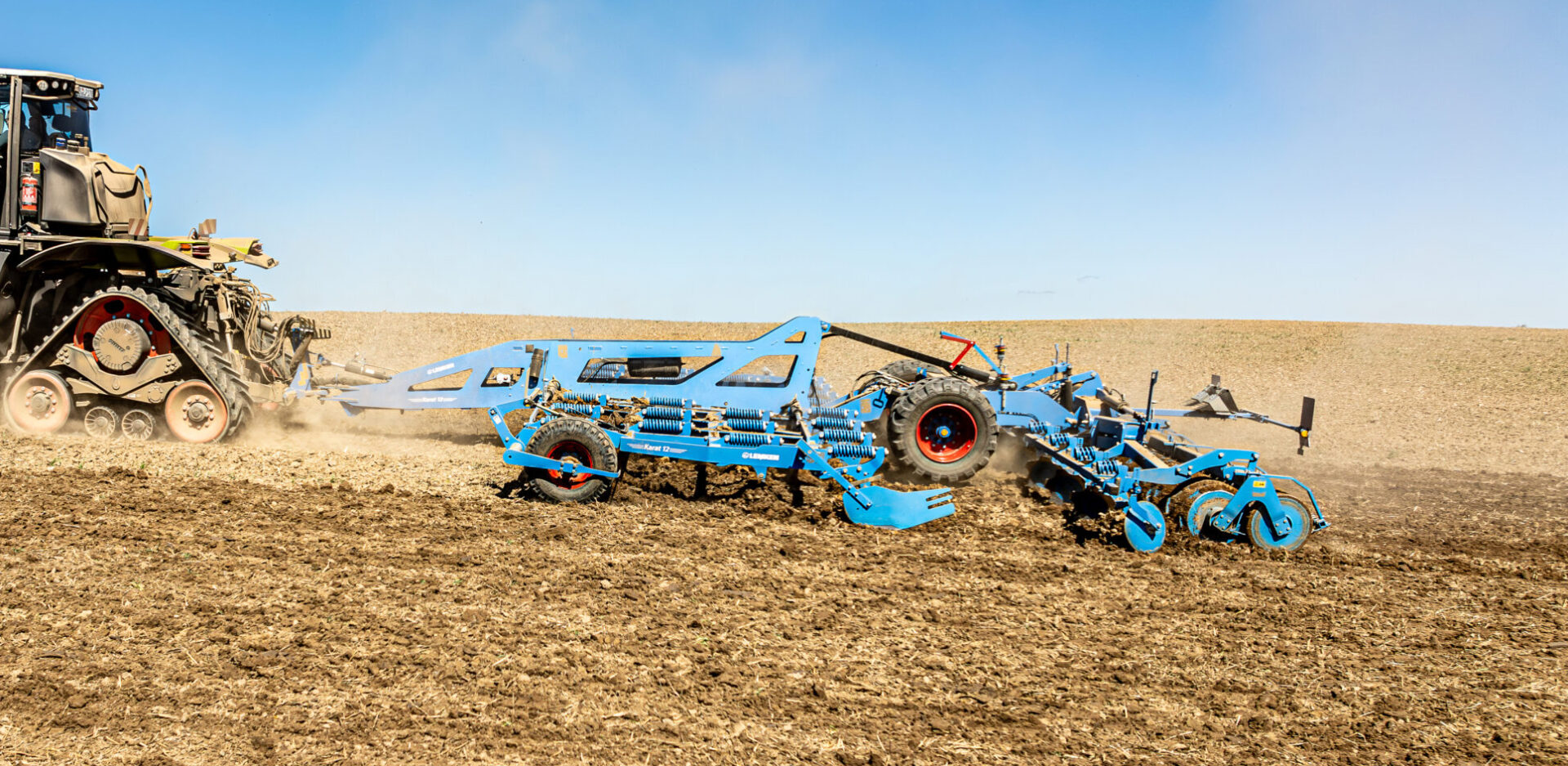 Lemken Karat 12 -kultivaattori kultivoimassa pellolla.