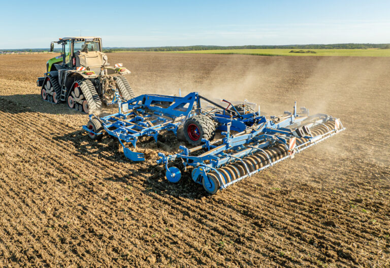 Lemken Karat 12 -kultivaattori kultivoimassa pellolla.