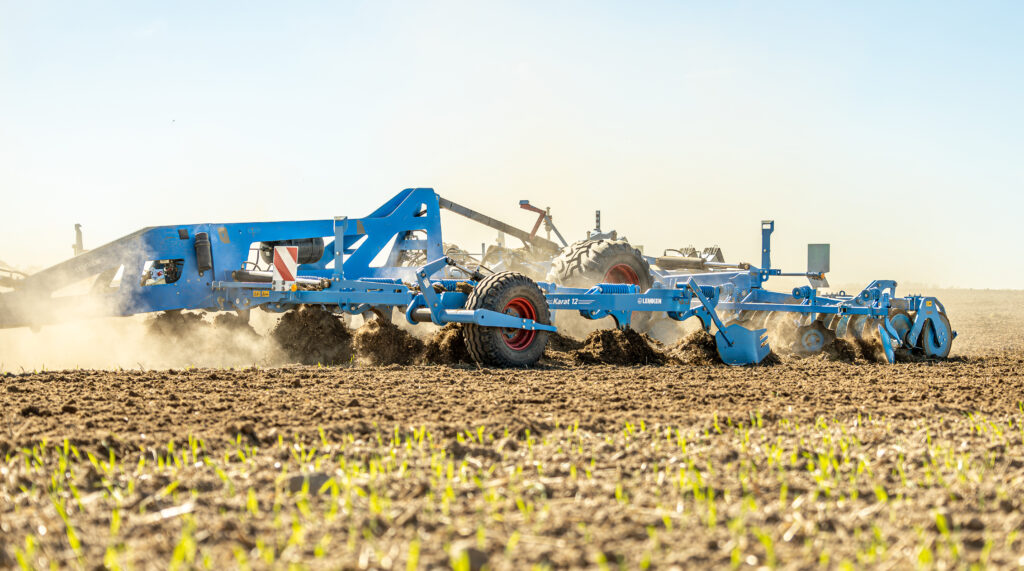 Lemken Karat 12 -kultivaattori kultivoimassa pellolla.