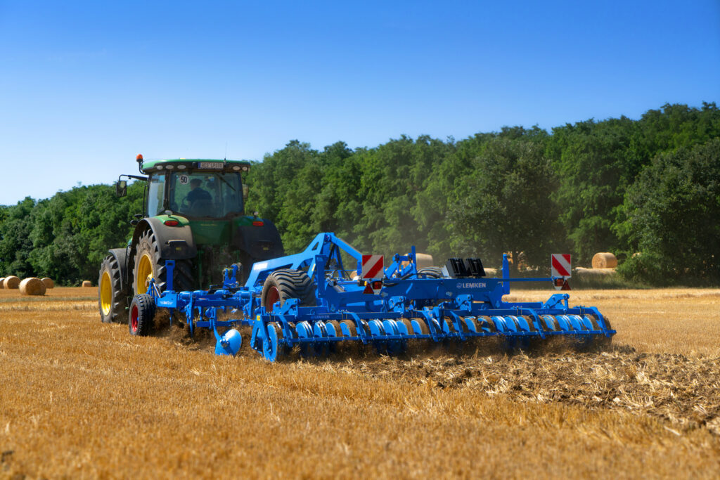 Lemken Karat 12 -kultivaattori kultivoimassa pellolla.