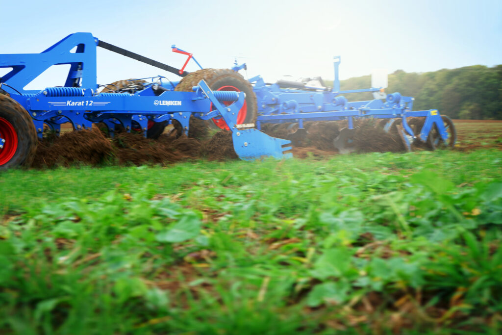Lemken Karat 12 -kultivaattori kultivoimassa pellolla.