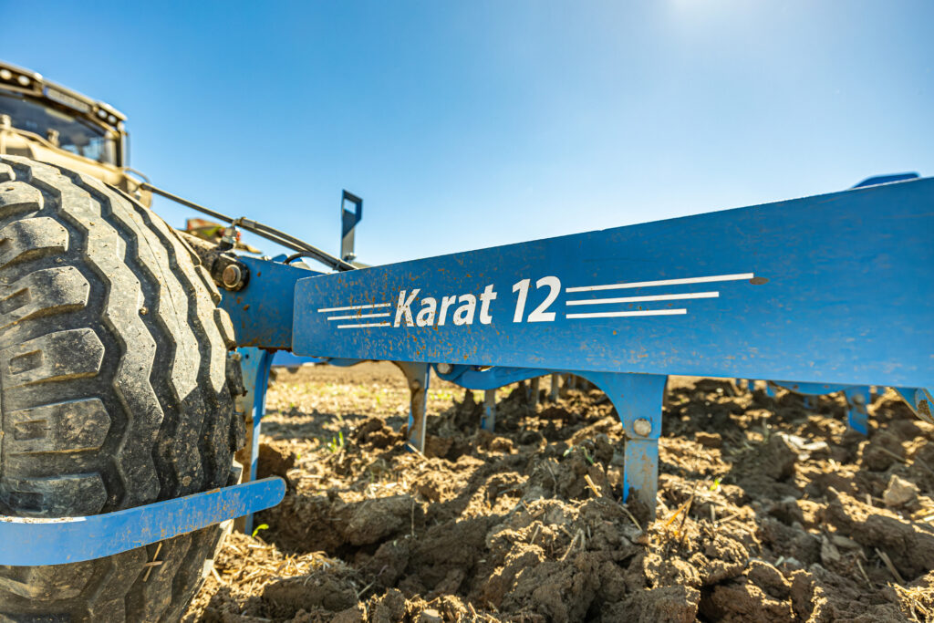 Lemken Karat 12 -kultivaattori kultivoimassa pellolla.