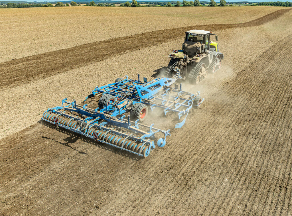 Lemken Karat 12 -kultivaattori kultivoimassa pellolla.