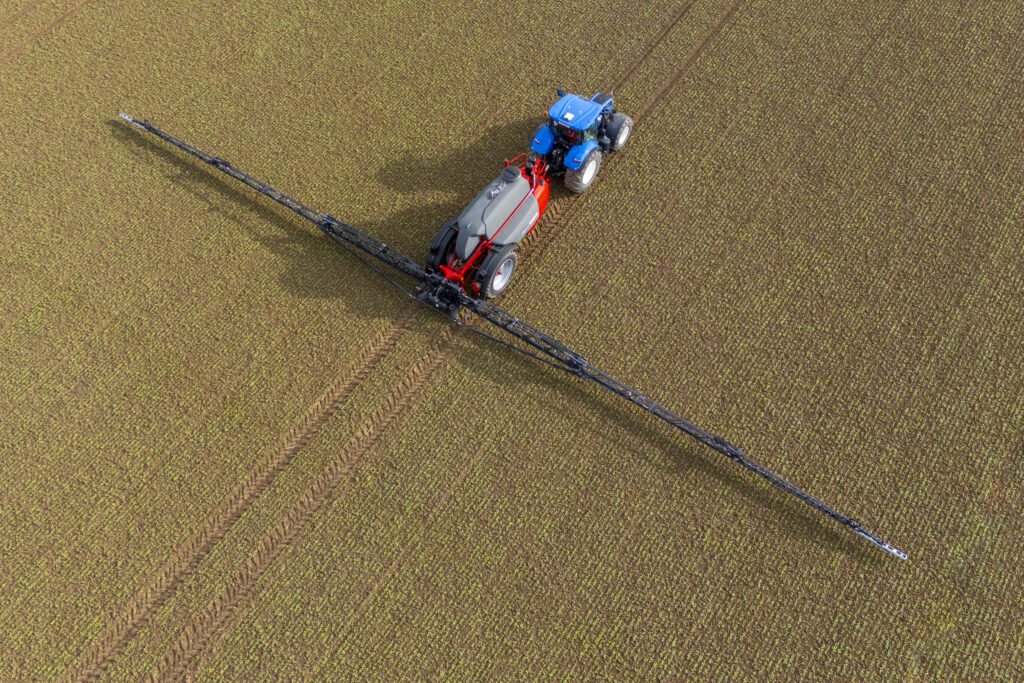 Pellolla työskentelemässä oleva Horsch Leeb LT -kasvinsuojeluruisku.