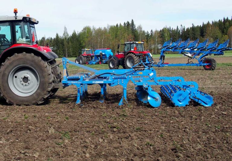 Lemken kultivaattori ja kyntöaura pellolla.