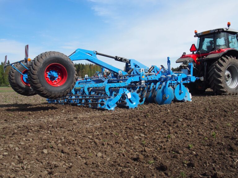 Lemken Rubin -lautasmuokkain pellolla Massey Ferguson -traktorin perässä muokkausnäytöksessä.
