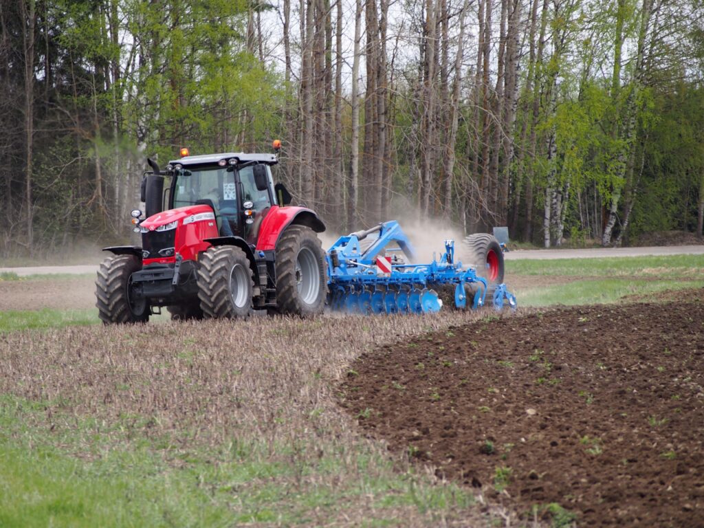 Lemken Rubin 10 -lautasmuokkain pellolla muokkausnäytöksessä Massey Ferguson -traktorin perässä.