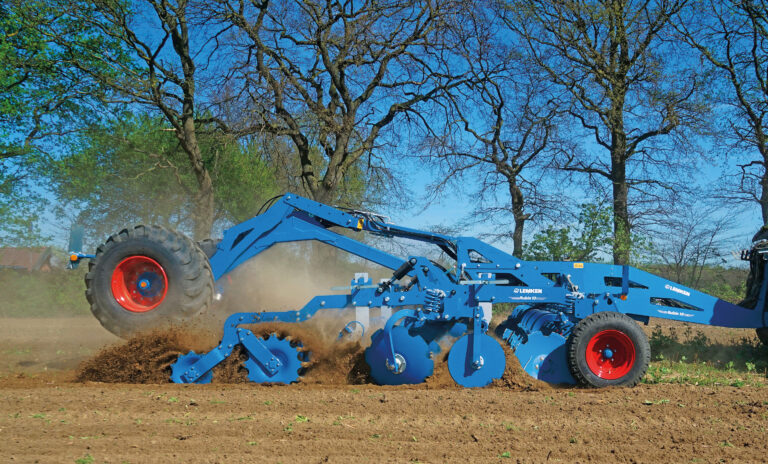 Lemken Rubin -lautasmuokkain pellolla muokkaamassa.
