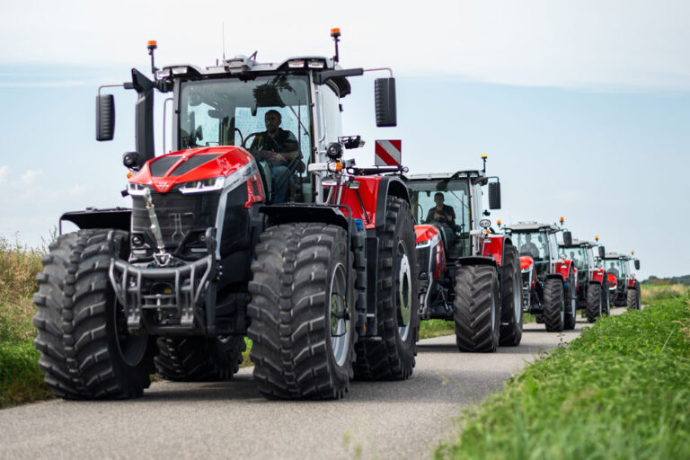 Massey Ferguson traktorit ajavat jonossa tiellä.