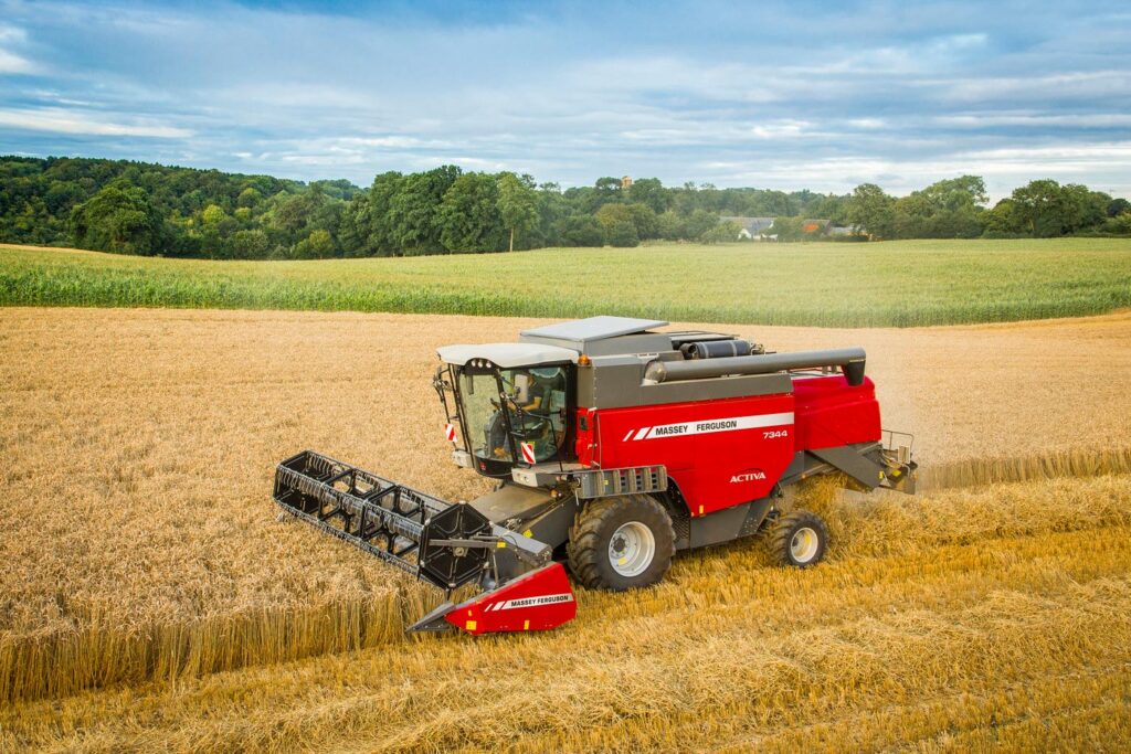 Massey Ferguson Activa -leikkuupuimuri pellolla puimassa viljaa.