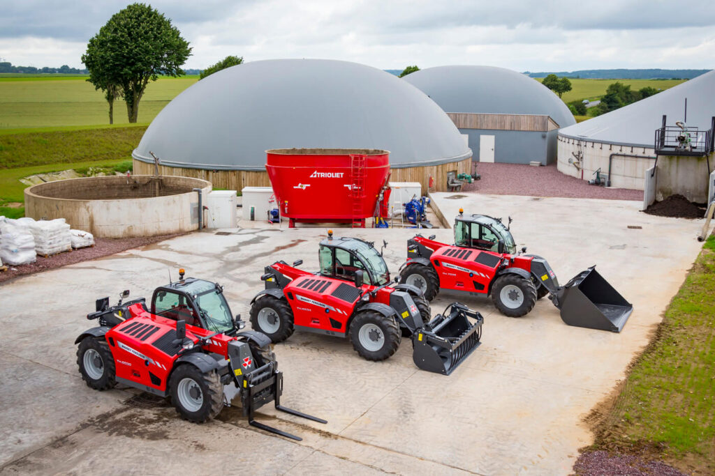 Massey Ferguson -kurottajia maatilalla ulkona.