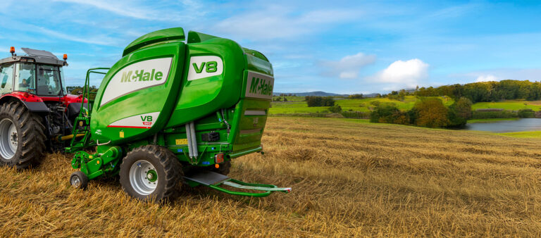 McHale V8960-II muuttuvakammioinen paalain pellolla.
