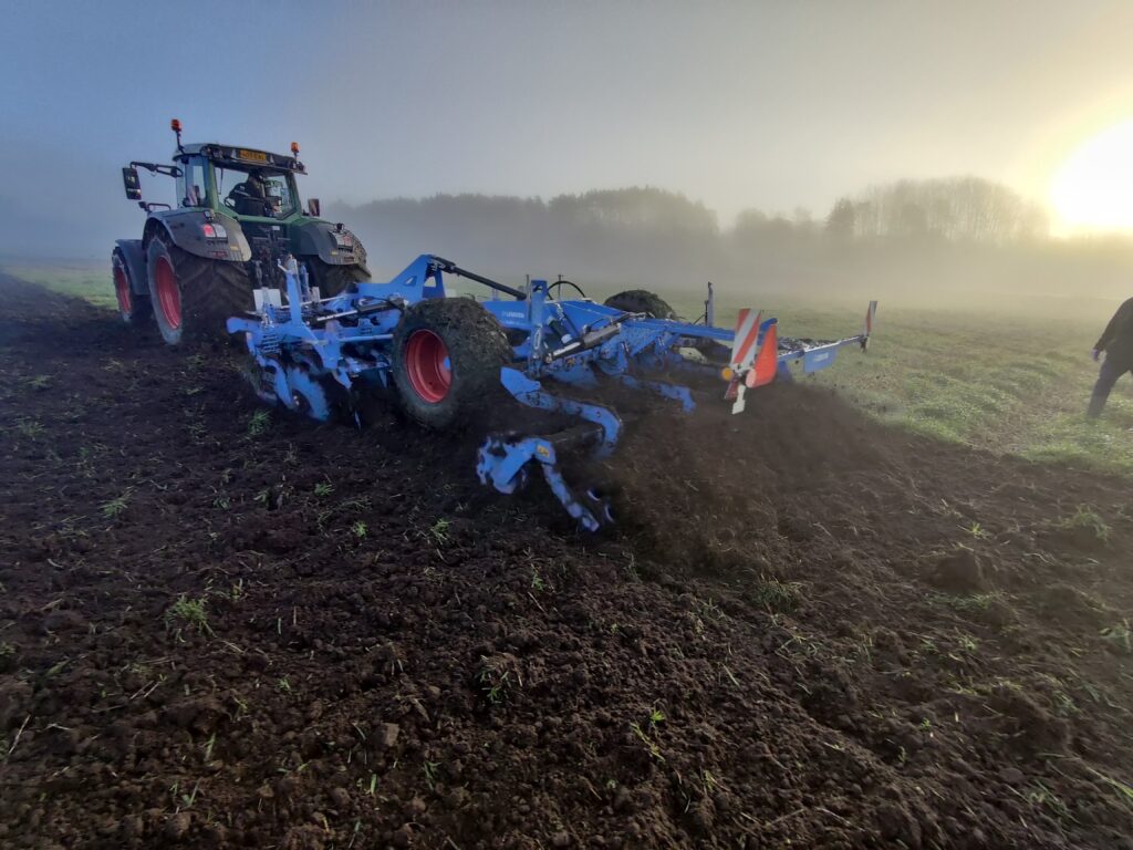 Lemken Rubin 12 -lautasmuokkain muokkaamassa pellolla.