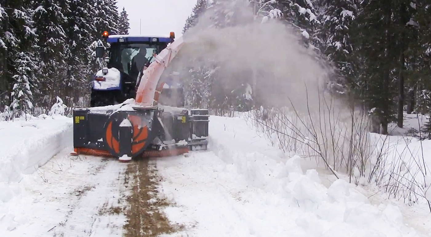 Oxsa Snow lumilinko linkoaa metsätietä.