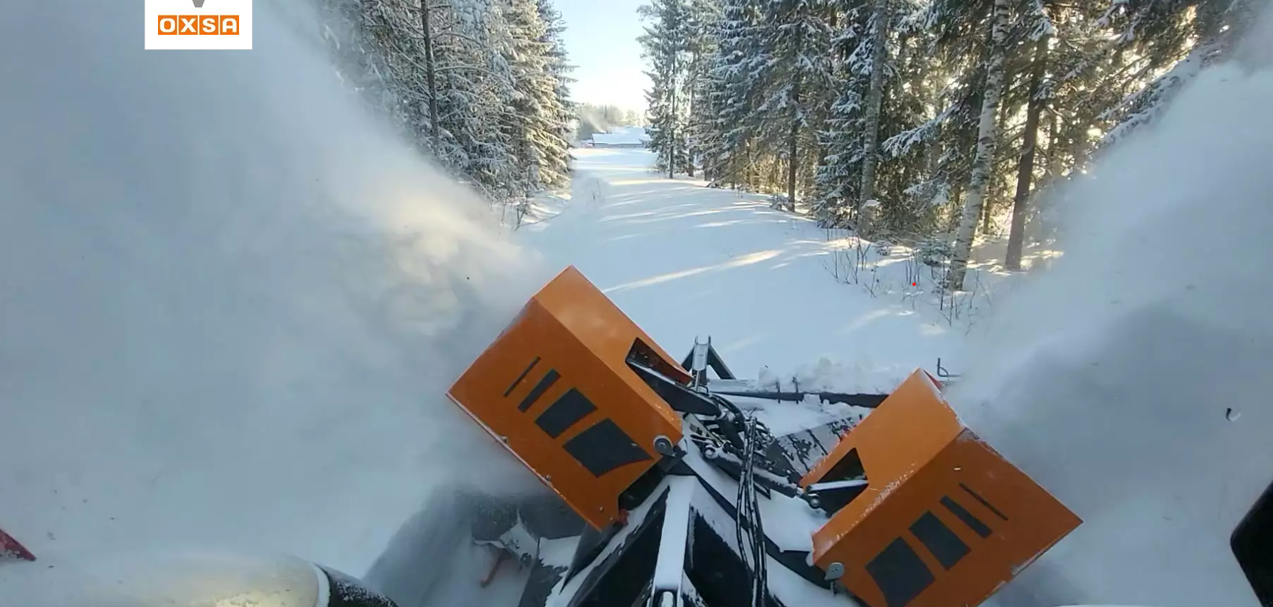 Oxsa Snow lumilinko likoaa lunta ja puhdistaa tietä.