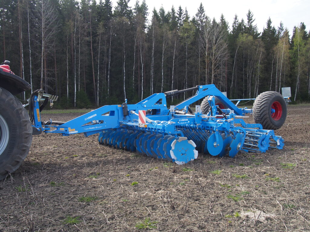 Lemken Rubin 10 -lautasmuokkain pellolla pysähdyksissä.