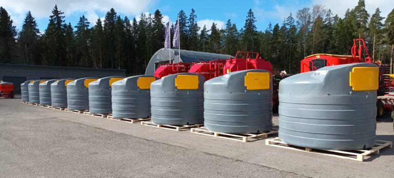Swimer-säiliöt Turun Konekeskuksen pihalla.