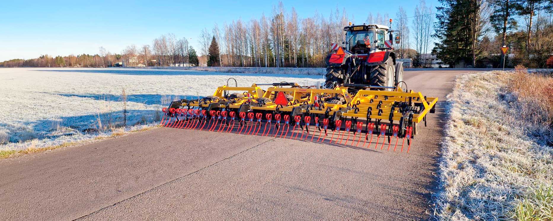 Keltainen Parko Compact äes maantiellä.