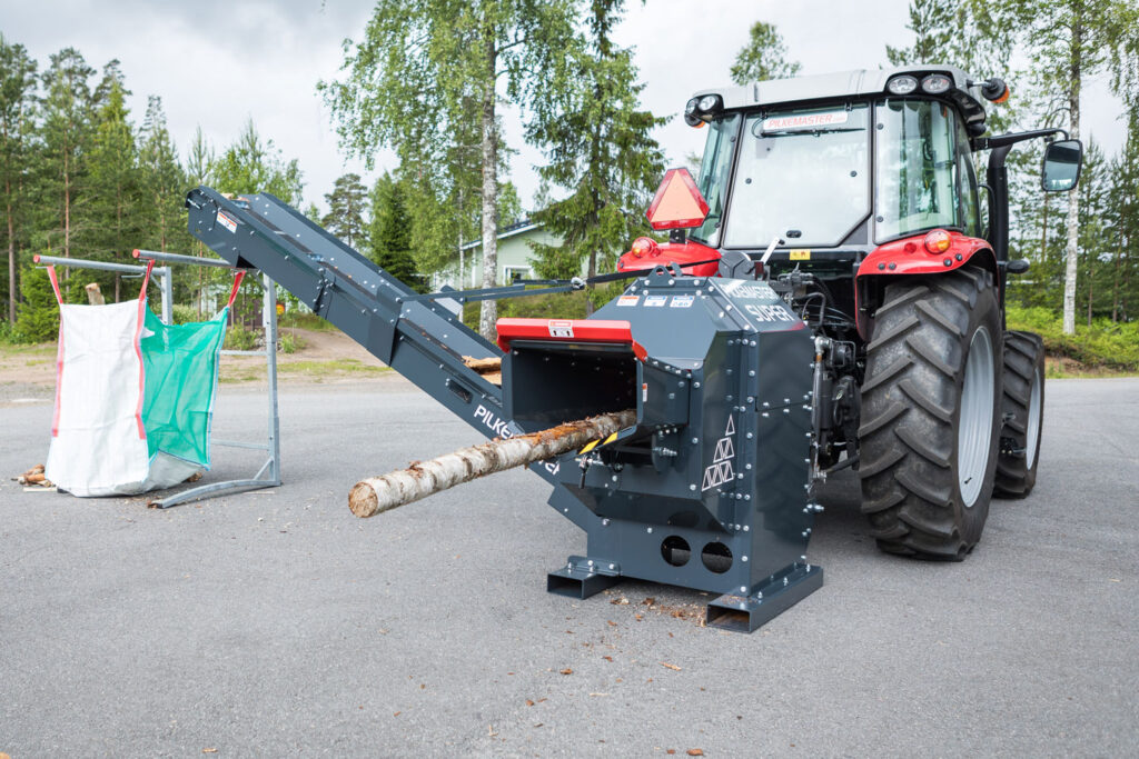 Pilkemaster Super klapikoneeseen on syötetty puu.