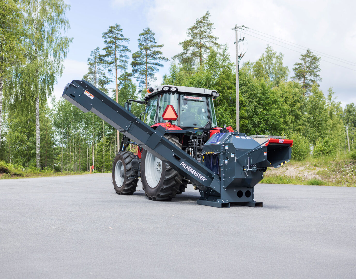 Pilkemaster Super klapikone ulkona.