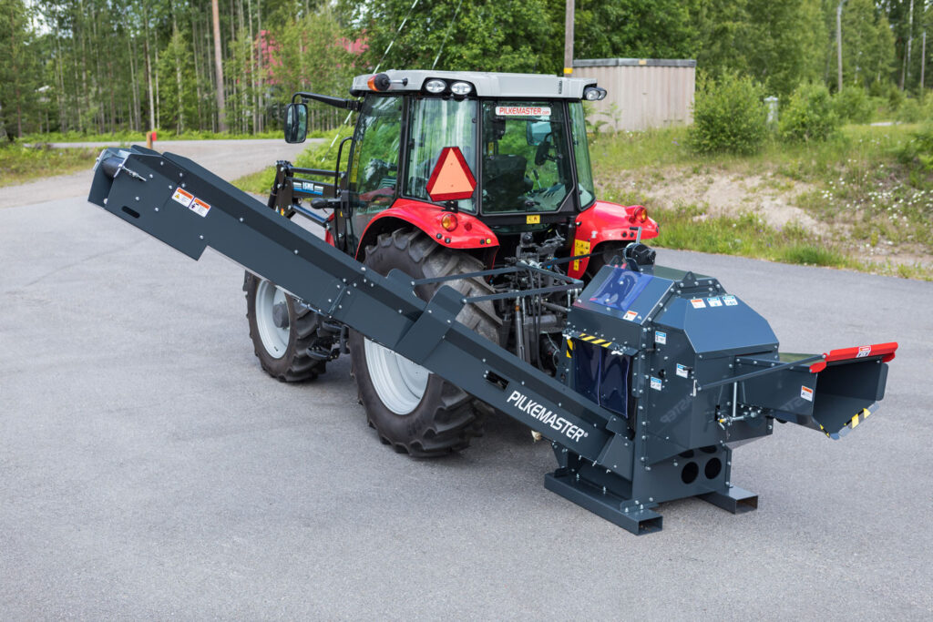 Pilkemaster Super klapikone ja MF-traktori.