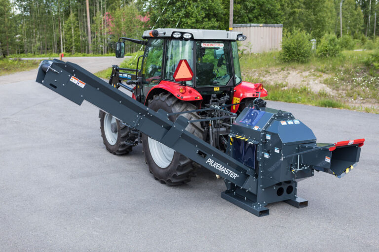 Pilkemaster Super klapikone ja MF-traktori.
