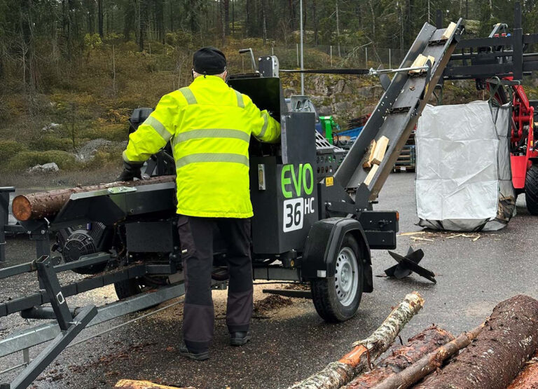 Pilkemaster poistokuljetin kuljettaa klapit säkkiin.